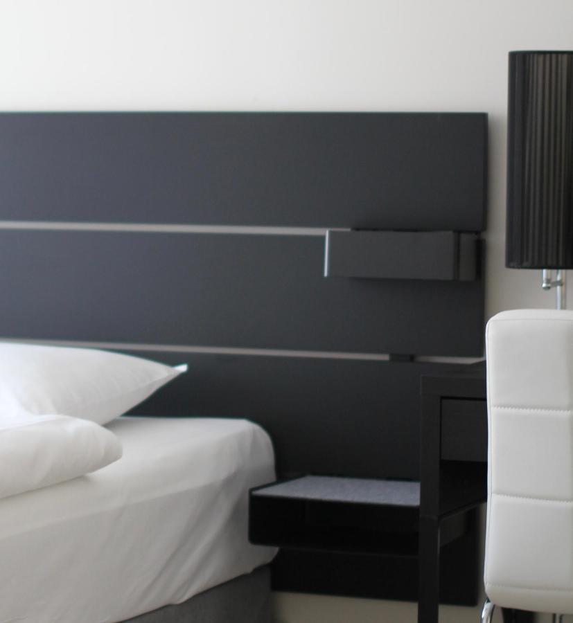 Super Hotel,